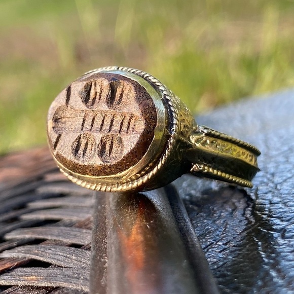 Antique/Vintage Ornate Shiny Brass Butterfly Intaglio Ring w. Brown Oval Stone - Picture 3 of 10